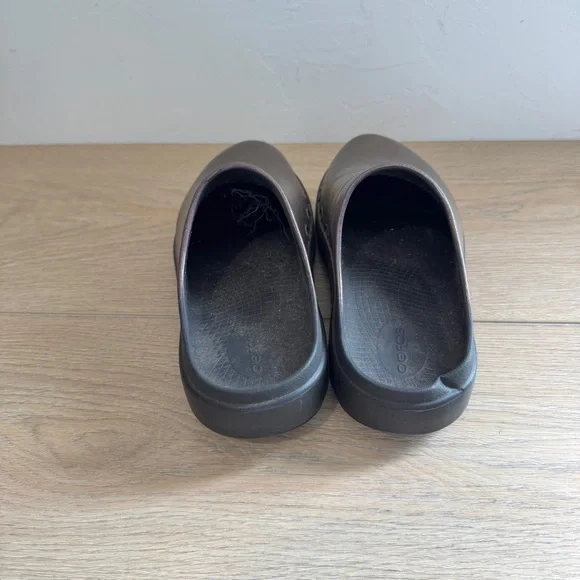 OOFOS Shimmering Bronze Mules - Picture 3 of 6